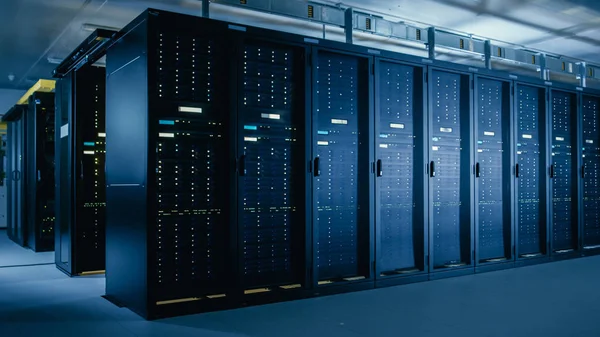 Aufnahme eines Rechenzentrums mit mehreren Reihen voll funktionsfähiger Server-Racks. moderne Telekommunikation, Cloud Computing, künstliche Intelligenz, Datenbank, Supercomputertechnologiekonzept. — Stockfoto