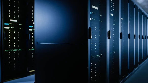 Aufnahme eines Rechenzentrums mit mehreren Reihen voll funktionsfähiger Server-Racks. moderne Telekommunikation, Cloud Computing, künstliche Intelligenz, Datenbank, Supercomputertechnologiekonzept. — Stockfoto