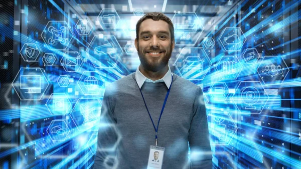 작업 데이터 센터 서버 룸의 중간에 서 웃고 있는 엔지니어의 샷. 고속 인터넷을 통한 데이터 전송의 시각화. 전경의 사용자 인터페이스 아이콘. — 스톡 사진