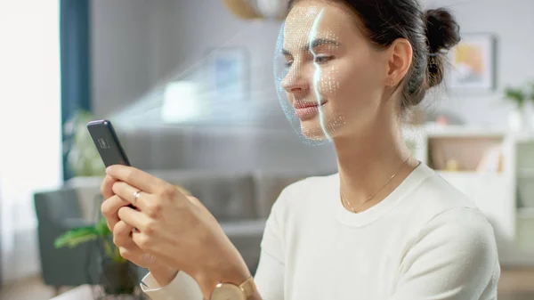 Młoda kobieta zidentyfikowane przez biometryczne rozpoznawanie twarzy proces skanowania z jej smartphone. Futurystyczna koncepcja: projektor identyfikuje indywidualnie przez świetlanie twarzy przez kropki i skanowanie z laserowym — Zdjęcie stockowe