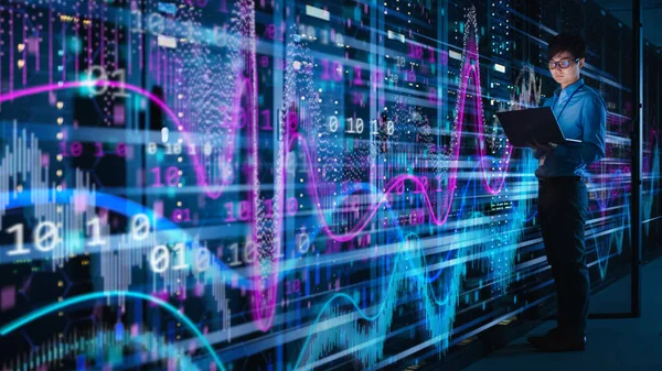 Ateş Asya IT uzman kullanarak dizüstü veri merkezi raf sunucuları tam. Istatistik, matematik grafikler ve basamak görselleştirme projeksiyon ile Massive bilgisayar hesaplamaları kavramı.