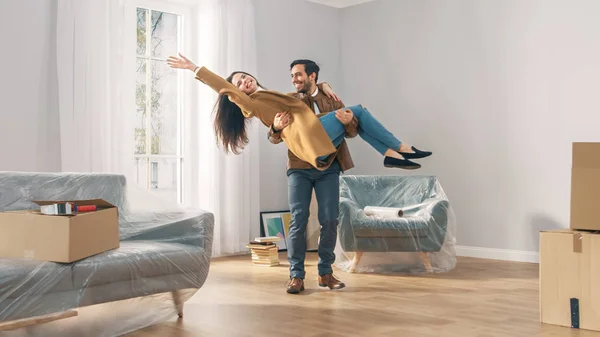 Pareja joven feliz en su apartamento recién comprado / alquilado , — Foto de Stock