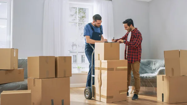 Heureux nouveau propriétaire accueille déménageur professionnel avec camion à main — Photo