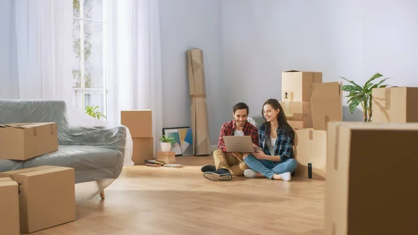 Happy Young Couple Sitting on the Floor of the Newly Rented / Pu — Stock Photo, Image