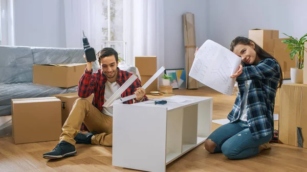 Couple drôle et confus ayant des difficultés à assembler Furn — Photo