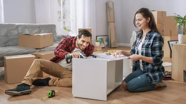 Happy Couple Assemblage de meubles en équipe, Fille lit Instruct — Photo