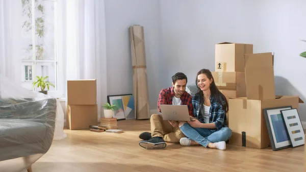 Happy Young Couple Sitting on the Floor of the Newly Rented / Pu — Stock Photo, Image