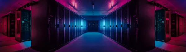 Panorama de ângulo largo Tiro de um data center de trabalho com linhas de servidores de rack. As luzes conduzidas de emergência vermelhas que brilham e os computadores estão trabalhando. Luz ambiente escura . — Fotografia de Stock