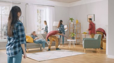 Time-Lapse siluetleri veya bulanık mutlu genç çift yeni daire içine taşır, mobilya düzenler, asılı resimler, bir kanepede dinlenme. Büyük pencereler ve şık mobilyalar ile parlak modern ev.