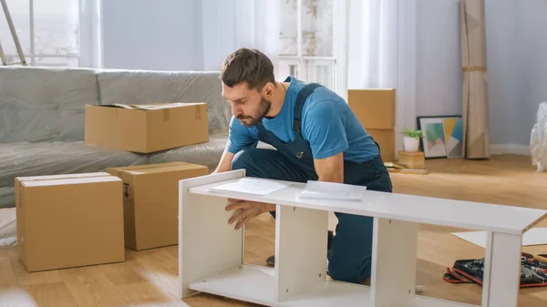 Trabajador de montaje de muebles profesional ensambla estante. Handyman profesional haciendo bien el trabajo de la asamblea, ayudando a la gente que se muda a la nueva casa . — Foto de Stock