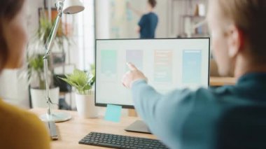 Üç mobil yazılım geliştiriciler çalışma masaüstü bilgisayar, onlar tartışmak Smartphone uygulama tasarımı. Profesyonel çeşitli ekibi ile arka plan modern şık ofis