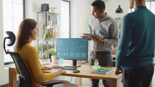 Tre ekonomiska analysarbete på stationär dator, diskuterar de statistik, grafer och data, använda pekskärm Digital Tablet. Modernt snyggt kontor med ett mångsidigt team av proffs som arbetar — Stockvideo