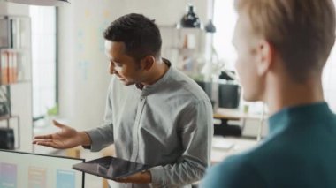 Office: mobil yazılım geliştiricileri çeşitli ekip masaüstü bilgisayarda çalışma, onlar tartışmak Smartphone uygulama tasarım kullanımı dijital tablet, proje başarı sonra yüksek beş ile kutlamak