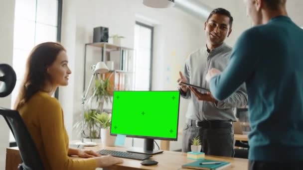 Tre imprenditori start-up lavorano su computer desktop con schermo verde finto, discutono di progettazione di progetti, utilizzano tablet digitale touch screen. Moderno ufficio elegante con Diversi Team di professionisti — Video Stock