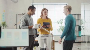 Ofiste: üç farklı başlangıç girişimciler proje hakkında toplantı ve tartışma var. Dokunmatik ekran dijital tablet ve akıllı telefon ekranları paylaşın. genç profesyoneller gülümseme ve şaka etrafında