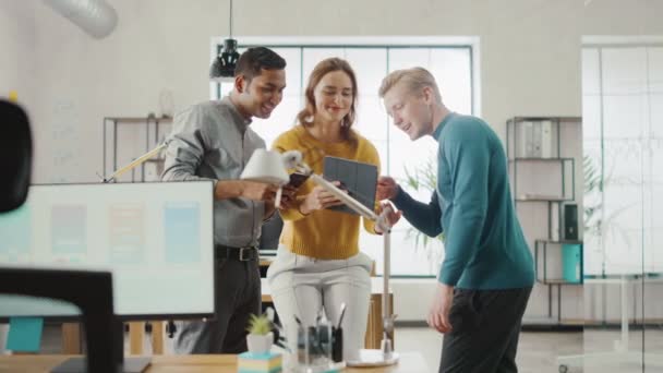 Tres emprendedores de start-up tienen reunión y discusión sobre el proyecto, discuten el diseño del proyecto, comparten pantalla táctil, tableta digital y pantallas de teléfonos inteligentes. Celebra el Éxito con High Five — Vídeo de stock