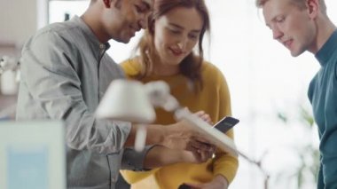 Üç başlangıç girişimciler proje hakkında toplantı ve tartışma var, onlar proje tasarımı tartışmak, hisse dokunmatik ekran dijital tablet ve Smartphone ekranlar. Çeşitli profesyoneller ekibi ile modern şık ofis