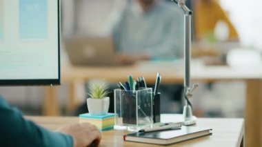Yakışıklı Hint bilgi teknolojisi ve parlak kadın veri uzmanı masası 'nda oturan masaüstü bilgisayarlarda çalışır. Genç profesyonellerin çeşitli ekibi ile modern ofis çalışma
