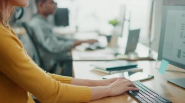 Güzel kadın mühendisi geliştirici, donanım Microchip Deisng, döner ve kamera Smiles ile laptop kullanarak onu masasında oturuyor. Genç profesyoneller çeşitli ekip bilgisayarlarda çalışma ofis