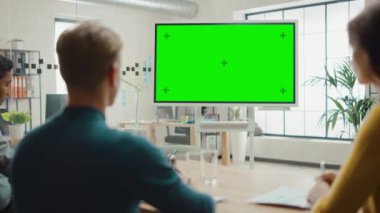 Girişimciler ekibi bir toplantı ve Watch yeşil ekran Interaktif beyaz tahta var. Genç Insanlar yaratıcı ofiste çalışır