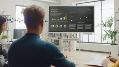 Analitik ekibi, ekonomistler ve genç iş adamları toplantı sunumu kullanımı büyüme analizi, grafikler, Istatistik ve verilerle dijital Interaktif beyaz tahta gösterir. İnsanlar yaratıcı ofiste çalışır