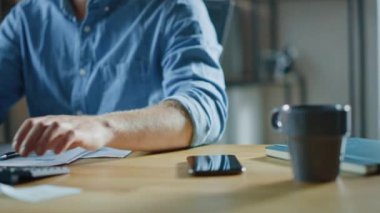 Şık Ofiste Masaüstü Bilgisayarda Oturan Girişimci, Akıllı Telefonu Alır ve Kullanmaya Başlar, Sosyal Medya Uygulamasını Kullanır, İş Ortaklarını E-postayla Göndererek, Mesajlaşma. Ellere ve Telefona Odaklanın