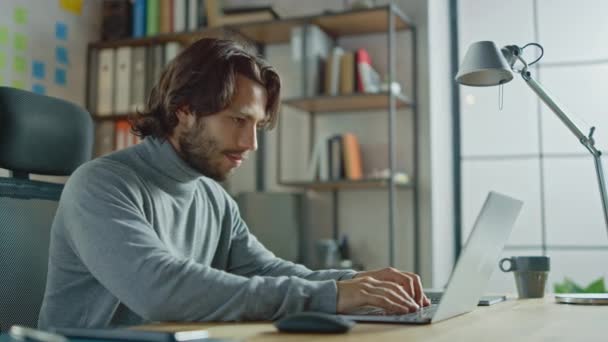 Handsome Long Hapered Hispanic Businessman sitting at His Desk in the Office Works on a Laptop. 창조 개발 New Software Unicorn Startup Project, 완료 사업 거래 — 비디오