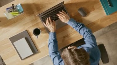 Top View Zoom Out Shot: Ahşap Masa'da Oturan İşadamı Ev Ofisinde Bir Dizüstü Bilgisayarda Çalışıyor. O İçecekler Kahve, Türleri, Yazmalar, Sörf Internet, Oluşturur ve Tasarımlar Yazılım, Online Alışveriş