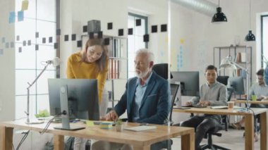 Masada oturan Orta Çağ Yaratıcı Mühendis Masaüstünde Güzel Kadın Proje Yöneticisi ile tartıştı. Arkadaş Canlısı Meslektaşlarla Ofis Sohbeti, Bulma Çözümleri