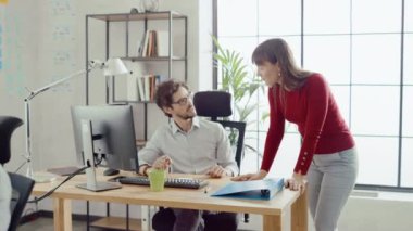 Şık Modern Ofis: Masaüstü Bilgisayarlarda Çalışan Profesyonel Ofis Çalışanları Grubu. İş Arkadaşlarıyla Konuşmak, Yazılım Tasarlamak, Müşteri Desteği Gerçekleştirmek, Müşterilere E-posta Gönder, Pazarlama Satışları