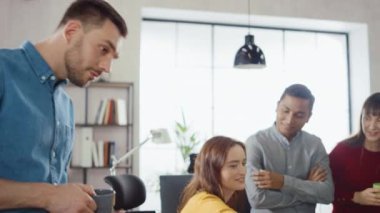 Modern Ofiste: Çeşitli Meslektaşlar Toplantılar, Proje İlerlemesi, Müşteri Deneyimi Yönetimi, Başlangıç Büyümesi ve İyimser Strateji, Planlama İş Akımı