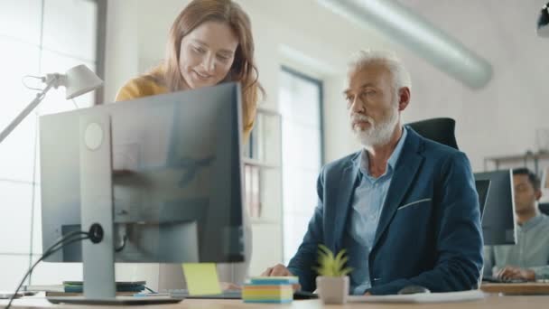 Jóképű középkorú kreatív mérnök Ül az asztalnál dolgozik asztali számítógép már megbeszélést gyönyörű női projektmenedzser. Office with Friendly Kollégák Beszélgetés, Megoldások keresése — Stock videók