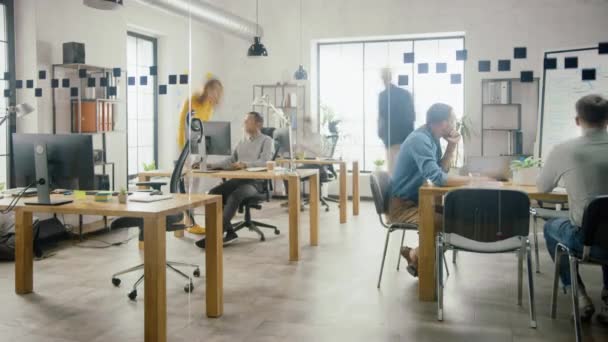 Time-Lapse w stylowym nowoczesnym biurze: zróżnicowana grupa entuzjastycznych specjalistów marketingu biznesowego korzystanie z komputerów, have Meetings, omawianie pomysłów projektu, burza mózgów Startup strategii firmy — Wideo stockowe