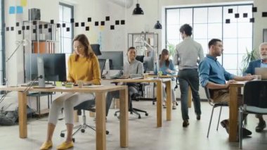 Stylish Open Space Office: Coşkulu İş Pazarlama Profesyonellerinin Çeşitli Grubu Bilgisayarları Kullan, Toplantı Yap, Proje Fikirlerini Tartış, Beyin Fırtınası Girişim Stratejisi
