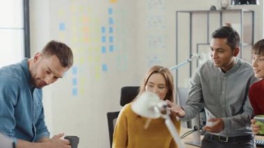 Modern Ofiste: Farklı İş Arkadaşları Grubu, Proje İlerlemesi, Müşteri Deneyimi Yönetimi, Başlangıç Büyümesi ve Optimize Etme Stratejisini Tartışıyor. Yavaş Çekim