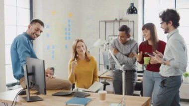 Şık Ofiste: İş Arkadaşları Nın Farklı Grubu Toplantı Yapıyor. İşadamlarının Çok Etnik Ekibi Masaüstü Bilgisayar, Sohbet ve Video İzle Kullanımı, Başlangıç İstatistiksel Büyüme Stratejisini Tartışın