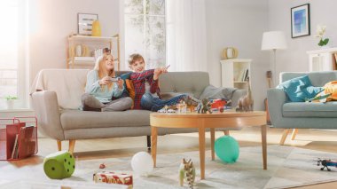 Evde: Sevimli Kız Video Oyun Konsolu oynamak, Joystick Denetleyicisi kullanarak, Onun için Her Younger Genelev Cheers. Mutlu Çocuklar VideoOyunları Oynamak.