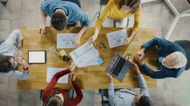 Başlangıç Toplantı Odası: Konferans Masası'nda Oturan Girişimciler Ekibi Tartışmaları Var, Sorunları Çöz, Dijital Tablet Kullanın, Laptop, Belgeleri İstatistiklerle Paylaşın, Grafikler. Üstteki Yakınlaştırma