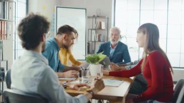 Startup Genel Müdürü, Şirketin Günlük Toplantısını Konuşma, Sorular Çalışanları, Analitik ve Uzmanlarla Yönetir. Ceo Belgelere Bakıyor, İşçilere Felsefi Danışmanlık Veriyor