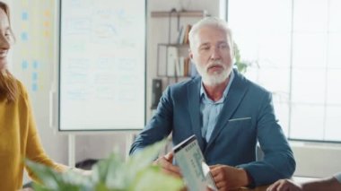 Startup Genel Müdürü, Şirketin Günlük Toplantısını Konuşma, Sorular Çalışanları, Analitik ve Uzmanlarla Yönetir. Ceo Belgelere Bakıyor, İşçilere Felsefi Danışmanlık Veriyor