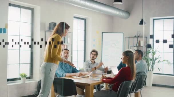 In de vergaderzaal houdt Young and Beautiful Female Junior Associate een toespraak / verslag aan een lid van de Raad van Bestuur dat aan de conferentietafel zit. Moderne startup in het stijlvolle kantoor — Stockvideo