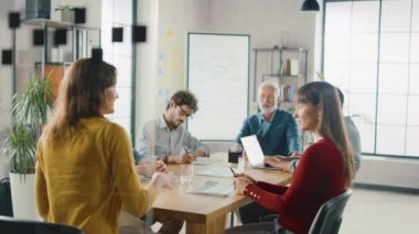 Toplantı Odasında Genç ve Güzel Bayan Genç Ortak Toplantı Masası Dinleme De Oturan Şirket Uzmanları, Yöneticileri ve Ceo'su için Raporlar. Modern Başlangıç Ofisi