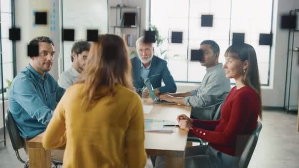 Na Sala de Reuniões Jovem e Bonita Relatórios Associados Júnior Femininos para Especialistas, Gerentes e CEO da Empresa que estão sentados na Mesa de Conferências Ouvindo. Todo mundo aplaude seu sucesso — Vídeo de Stock