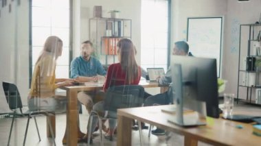 Toplantı Odasında Genç ve Güzel Bayan Genç Ortak Toplantı Masası Dinleme De Oturan Şirket Uzmanları, Yöneticileri ve Ceo'su için Raporlar. Modern Başlangıç Ofisi