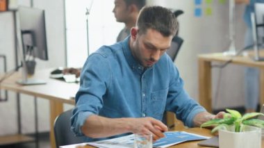 Modern Startup Baş Analisti Firma Stratejisi Üzerinde Çalışır, İstatistikleri, Grafikleri ve Grafikleri Gösteren Belgelere Bakar, Kalemle Düzeltir, Verileri ve Bilgileri Analiz Eder. Çeşitli Şirket Ofisi