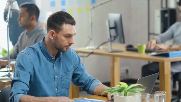 Modern Startup Chief Analyst werkt aan een stevige strategie, kijkt naar documenten met statistieken, grafieken en grafieken, corrigeert ze met pen, analyseert gegevens en informatie. Divers bedrijfskantoor — Stockvideo