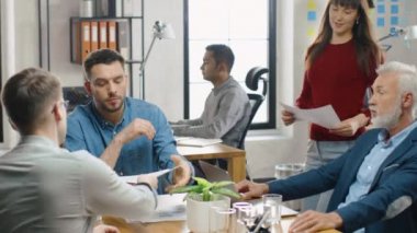 Şirket Müdürü, Yönetici ve Analist, Kadın Pazarlamacı Konferans Toplantısı İstatistik, Büyüme, Veri ile Belgeleri Getiriyor. Profesyonel İşadamları Tartışma var, Evrak Analiz, Laptop kullanın