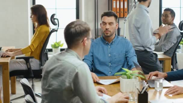 Konferens möte för företagsledare, chef och analytiker, kvinnliga medarbetare samlar dokument med statistik, tillväxt, data. Professionella företagare har diskussioner, analysera pappersarbete, använda laptop — Stockvideo