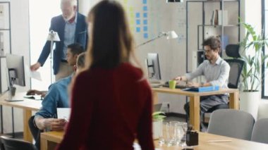 Modern Startup Baş Analisti Firma Stratejisi Üzerinde Çalışır, İstatistikleri, Grafikleri ve Grafikleri Gösteren Belgelere Bakar, Kalemle Düzeltir, Verileri ve Bilgileri Analiz Eder. Çeşitli Şirket Ofisi