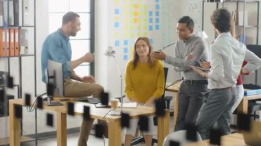 Modern Ofis 'te: Çeşitli Meslektaşlar Toplantılar Yapar. Masaüstü Bilgisayarını Kullanan İşadamları, Eğlenceli Videolar İzleyin, Şirket Eğitim Malzemeleri, Başlangıç Büyüme Stratejisi